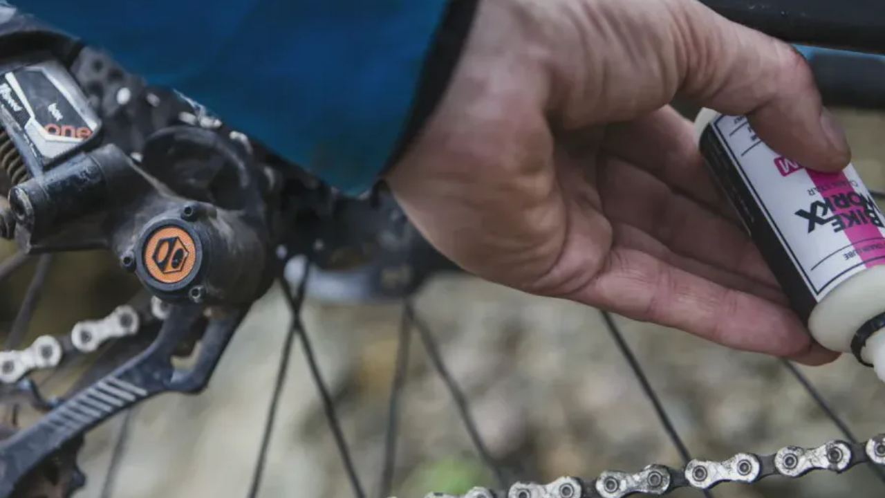 Applying Bike Lube, Job Spray To Your Chain